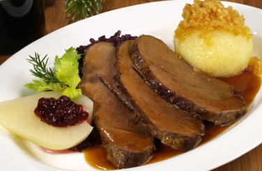 Schweinebraten mit Rotkohl und Klößen