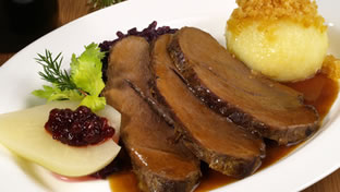 Schweinebraten mit Rotkohl und Klößen